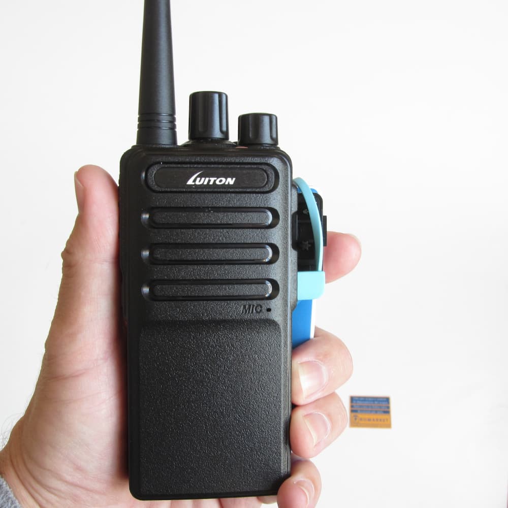 The PMR 446 Luiton LT-458 radio station is recharged from Midland's compact Power Bank mini-USB in hand