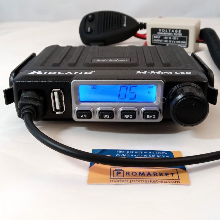 Display Midland M-Mini USB che mostra retroilluminazione blu e pulsanti di controllo per le funzioni del ricetrasmettitore CB